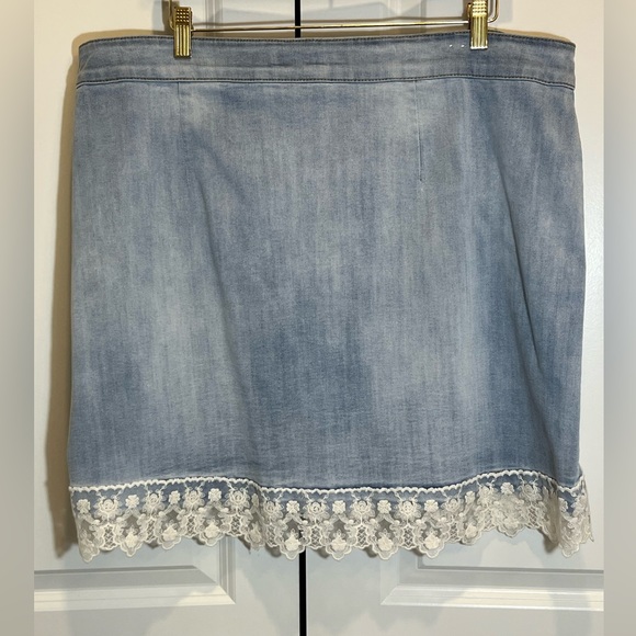 Indigo Rein Light Blue Denim Skirt with Lace Hem & Lace Covered Buttons Size 20 - Picture 2 of 13